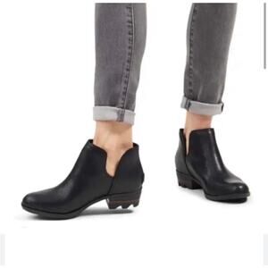 Sorel Lola side cut out black leather boots sz 8.5